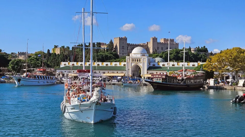 67039a00bb33c307657179